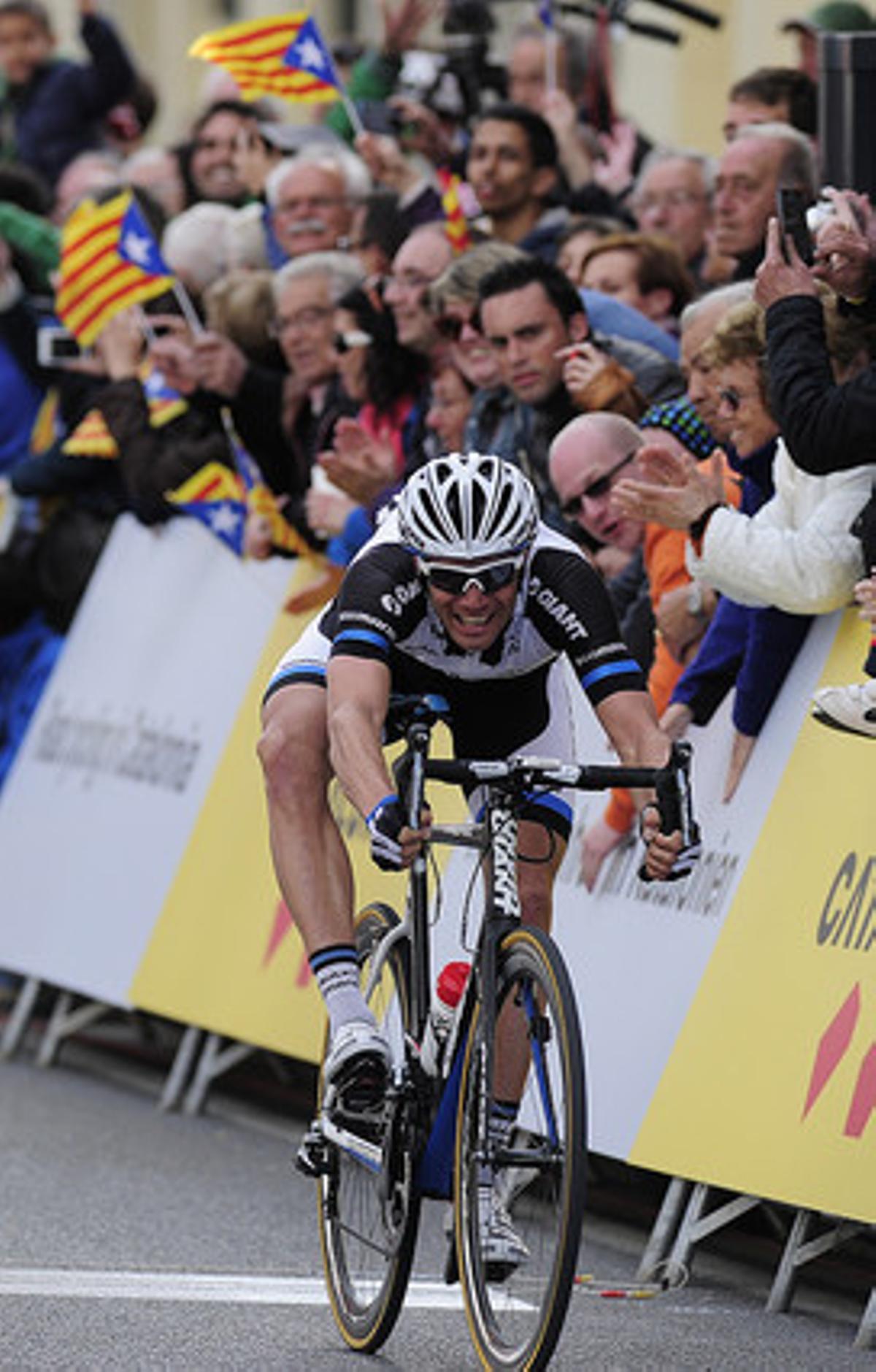 Luka Mezgec guanya a l’esprint la primera etapa de la Volta a Catalunya, a Calella.