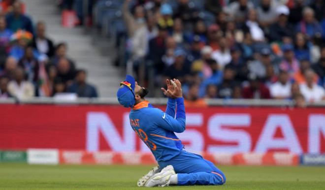 El capitán de la India, Virat Kohli, reacciona después de un intento fallido durante la primera semifinal de la Copa del Mundo de Cricket 2019 entre India y Nueva Zelanda en Old Trafford en Manchester, noroeste de Inglaterra.