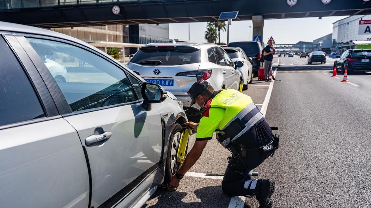 Control de taxis-pirata de los Mossos en el aeropuerto de Barcelona