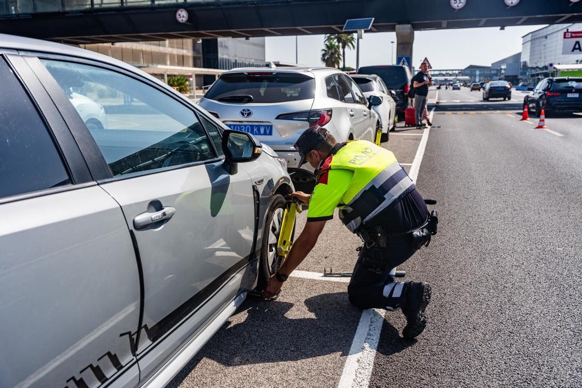 Control de taxis-pirata de los Mossos en el aeropuerto de Barcelona