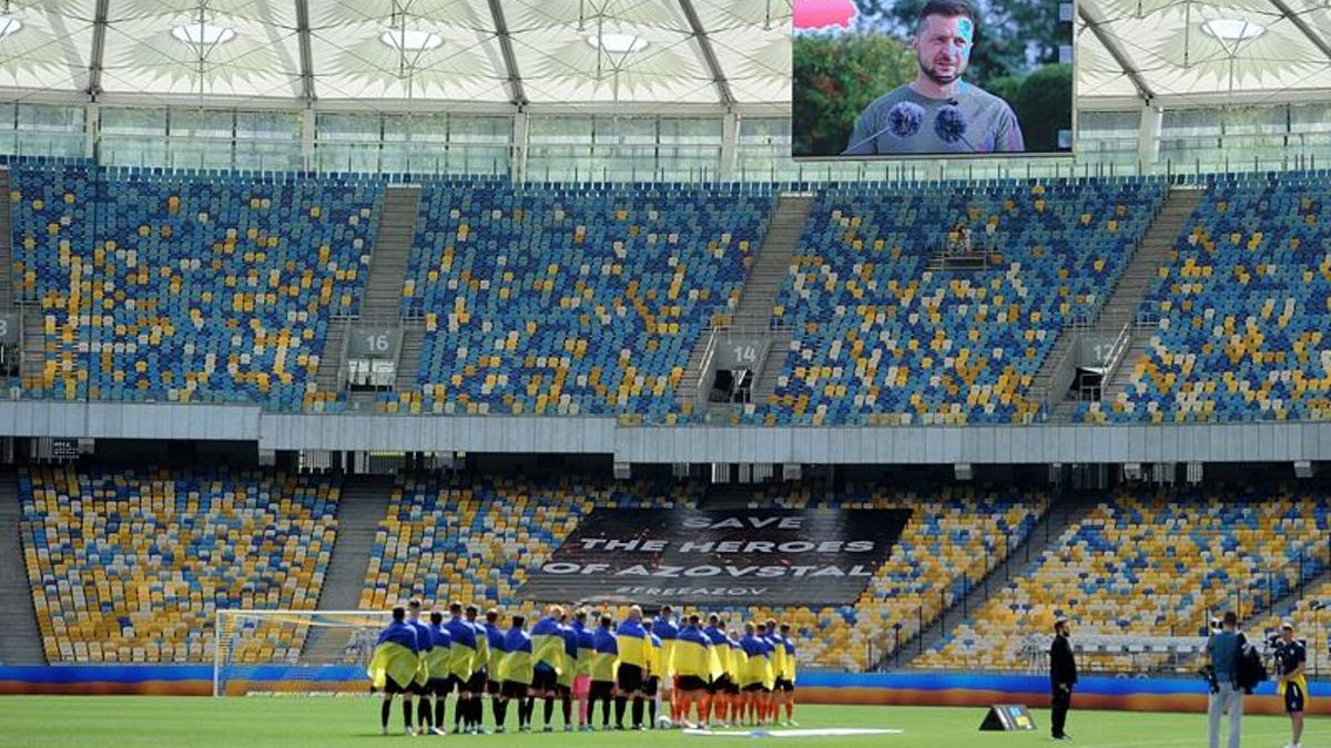 Los jugadores del Shakhtar Donestk y el Metalist Kharkiv durante el homenaje a las víctimas de la guerra.
