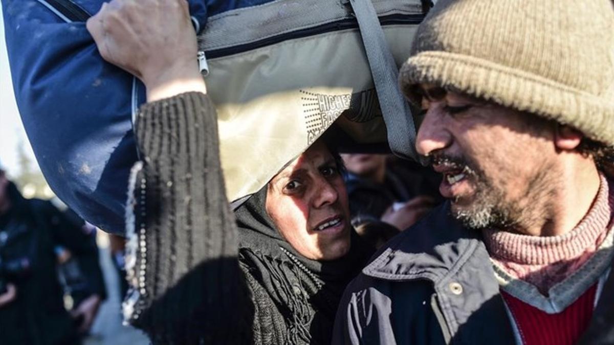 Dos refugiados sirios, en el paso fronterizo de Öncüpinar, cerca de Killis, el 8 de febrero.