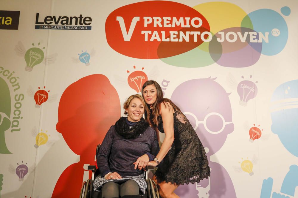 Los invitados posan en el photocall de los premios Talento Joven CV.