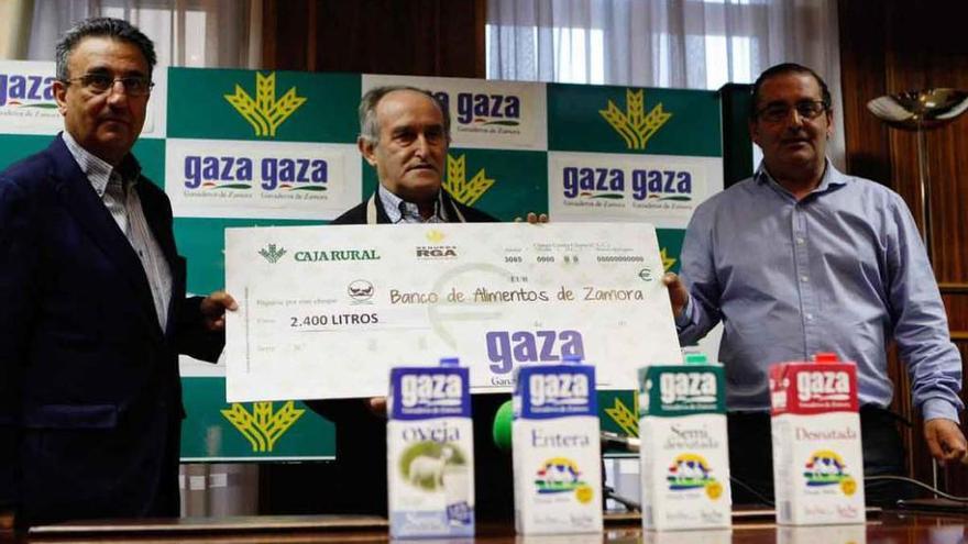 La Bicicleta Solidaria de Caja Rural y Gaza donan 2.400 litros al Banco de Alimentos
