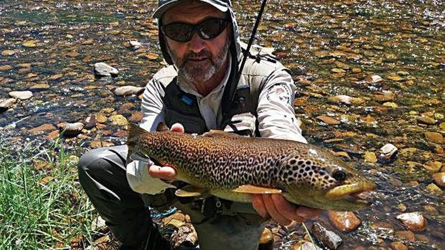 El pescador José Miguel Juan con la trucha que le clasificó.