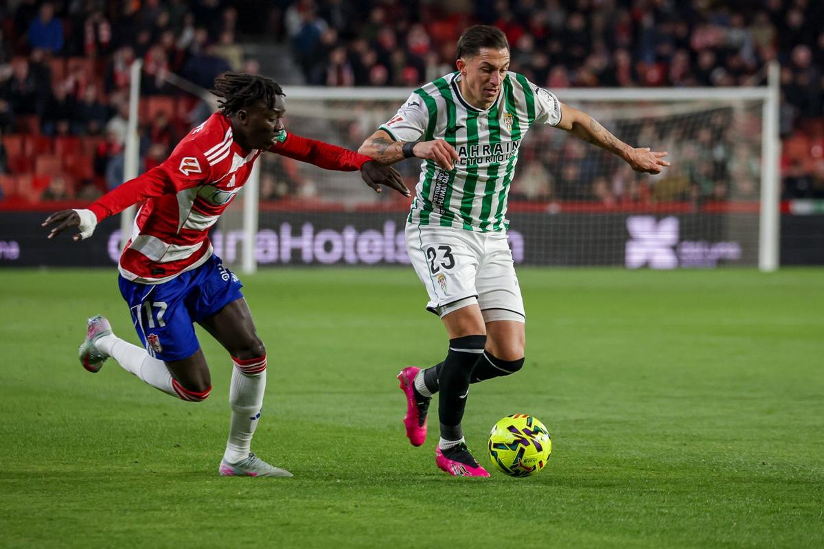 Carracedo conduce el esférico durante el pasado Granada-Córdoba CF.
