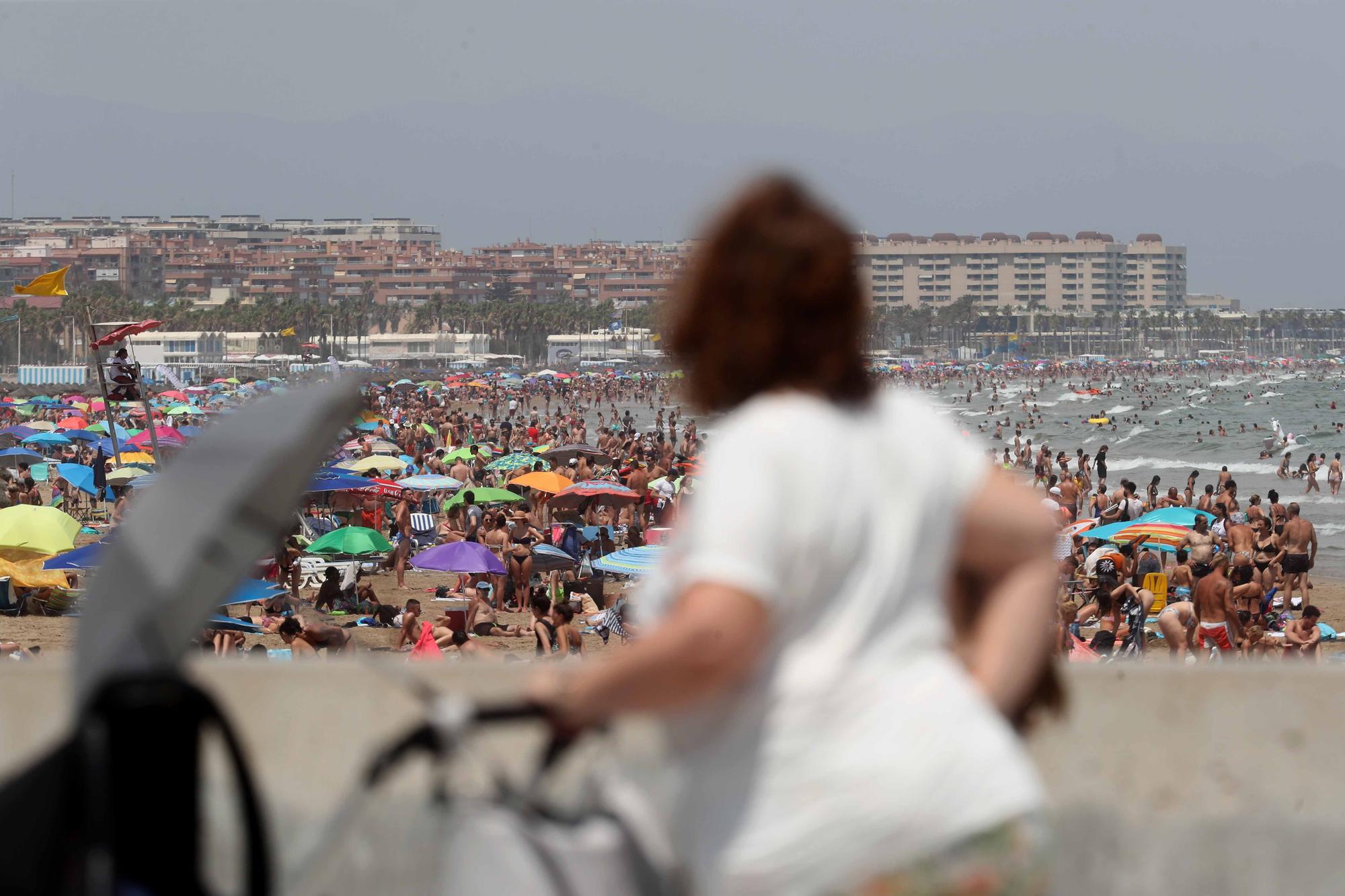 La playa y las terrazas, de nuevo, llenas