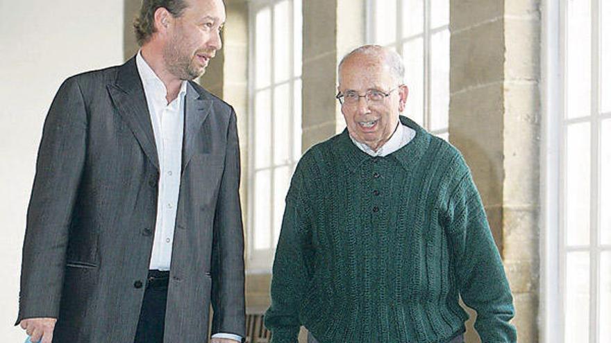 José García Oro (dta.) conversa con Benito García Carril no convento de San Francisco.  // Xoán Álvarez