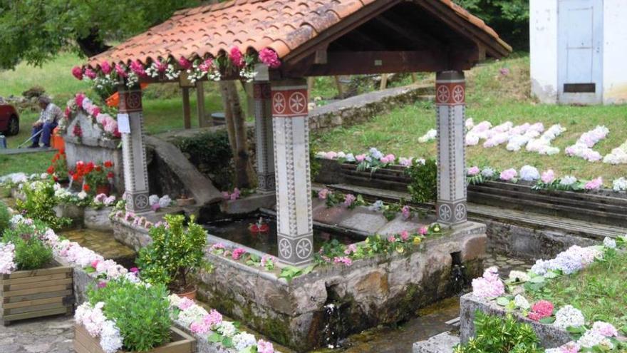 La fuente de El Cantu, en Aballe, ganadora del IV Concurso de enramado.