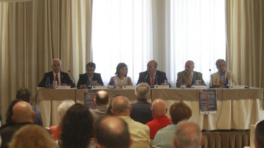 Los pacientes de espondiloartritis entregan al doctor Torre Alonso el Premio Iberoamericano José Román