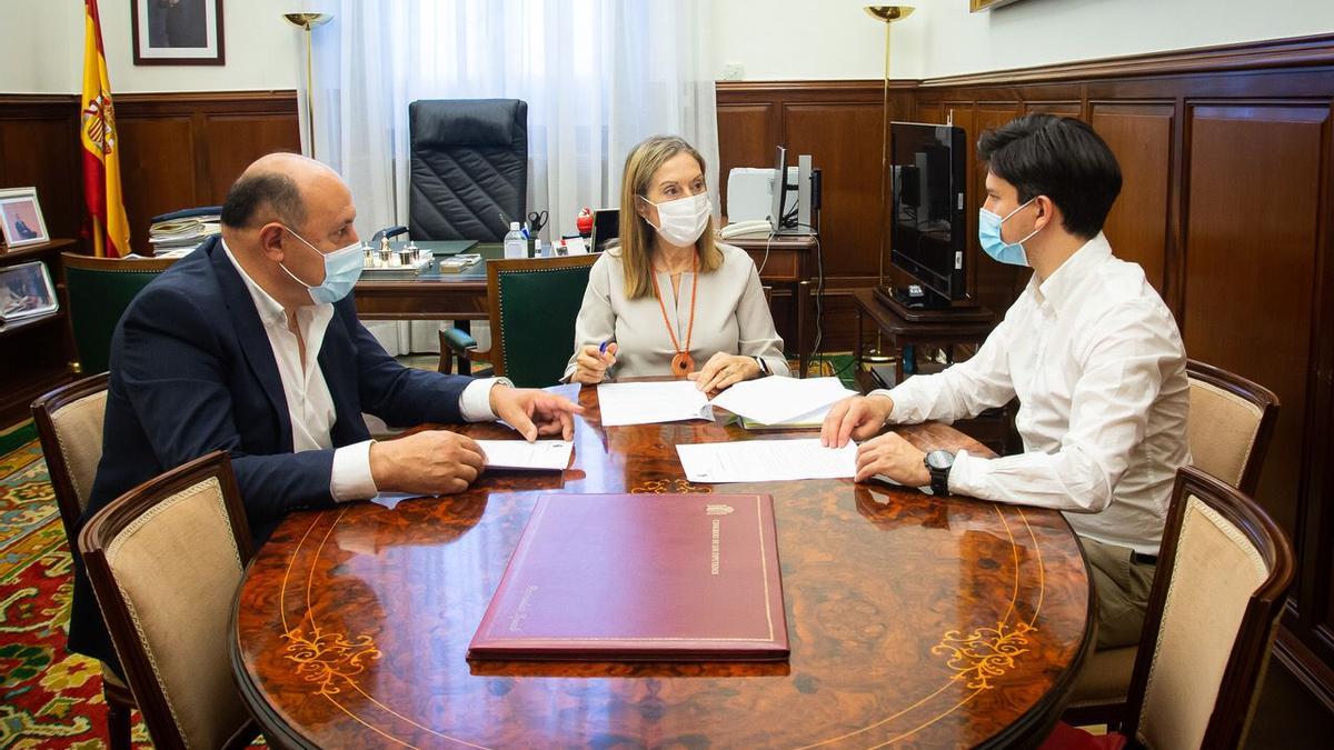 El alcalde de Arbo, Horacio Gil, se reunió con los diputados Ana Pastor y Diego Gago.