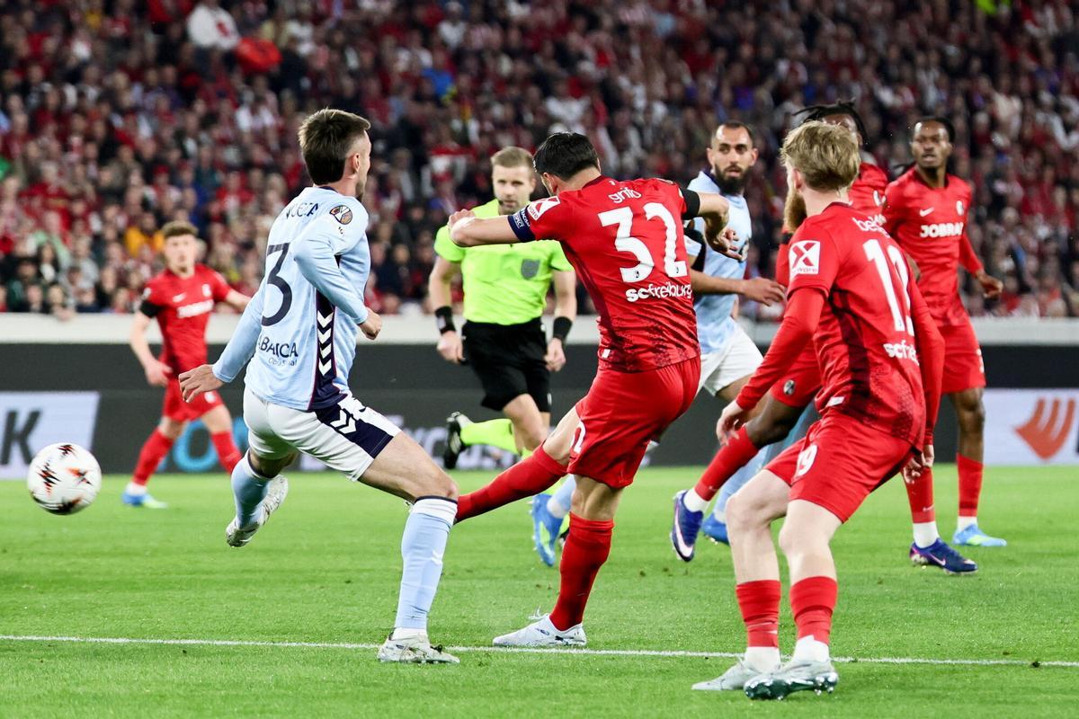 FREIBURG (Germany), 09/04/2026.- Vincenzo Grifo (C) of SC Freiburg scores the opening goal during the UEFA Europa League quarter-finals 1st-leg soccer match between SC Freiburg and RC Celta de Vigo in Freiburg, Germany, 09 April 2026. (Alemania) EFE/EPA/RONALD WITTEK