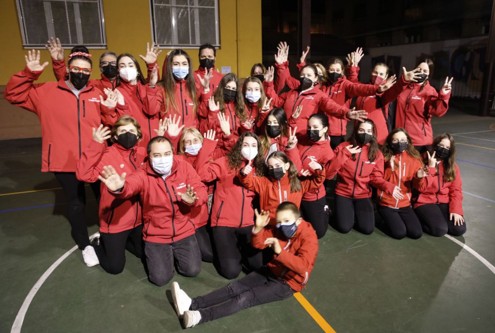 “Los tardones”. Los componentes de la charanga, en el patio de La Escuelona, en El Llano. | Ángel González