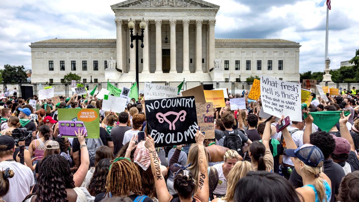 Centenares de personas se manifiestan ante el Supremo de Estados Unidos.