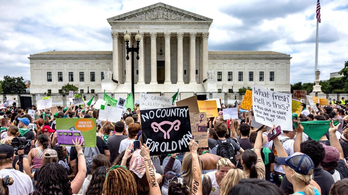 Centenares de personas se manifiestan ante el Supremo de Estados Unidos.