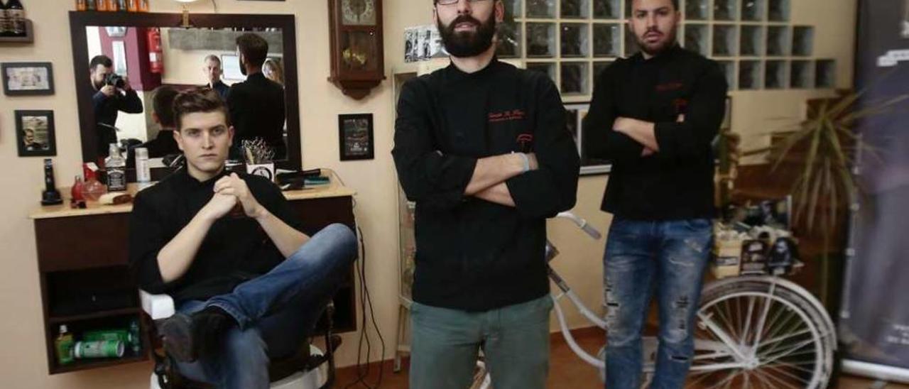 Esteban Alonso, Simón R. Puga y Daniel Sánchez, en la peluquería de Gregorio Espino. // Adrián Irago
