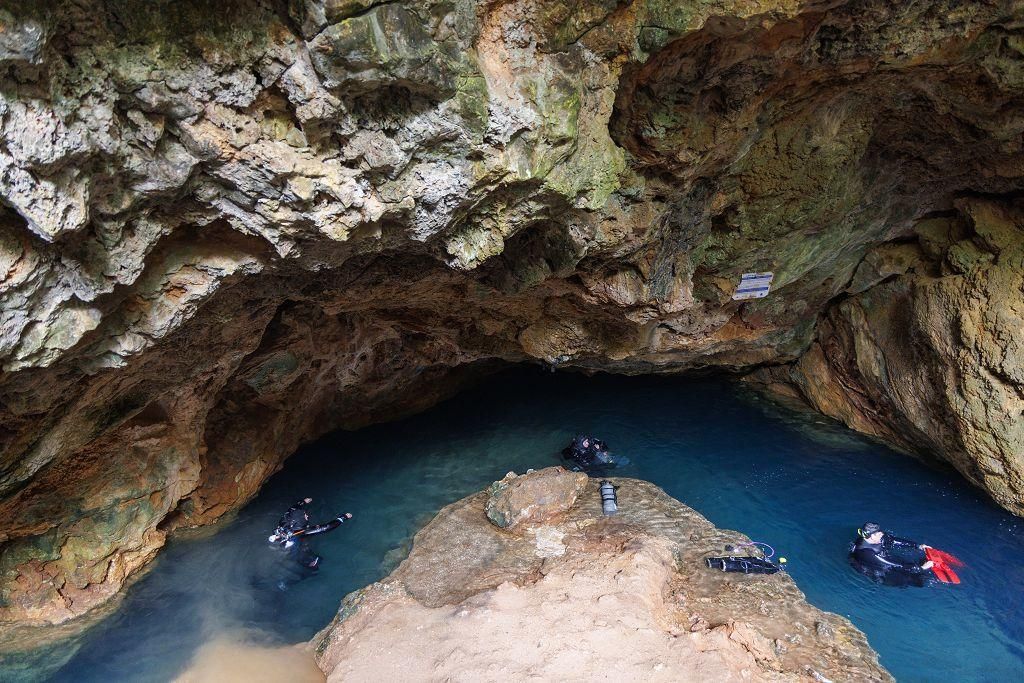 Buceadores en la Cueva del Agua, Isla Plana