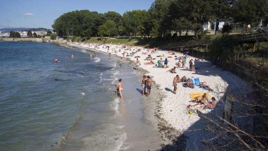 Bañistas ayer en la playa de Carril, donde el Concello puso carteles desaconsejando el baño. // M. Canosa