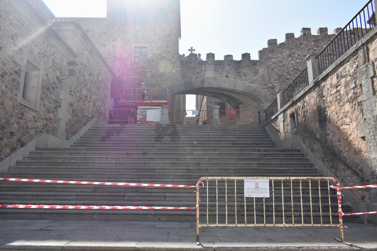 Galería | El Arco de la Estrella de Cáceres cierra por las mañanas Galería | El Arco de la Estrella de Cáceres cierra por las mañanas