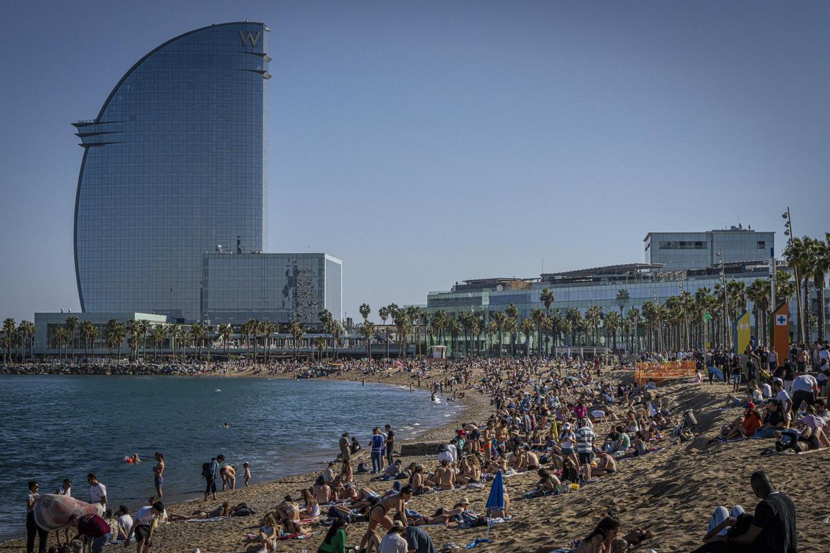 Playa de San Sebastian, San Miquel y la Barceloneta a tope en pleno abril