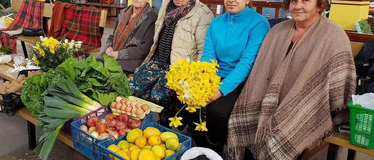 Josefa Santa Eugenia, M.ª de los Ángeles Alonso, Tania Tuero y María Jesús Corredoira, en la plaza de abastos de Villaviciosa.