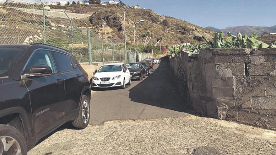 Los vehículos de los bañistas invaden las pistas agrícolas debido a la falta de aparcamiento y transporte público.