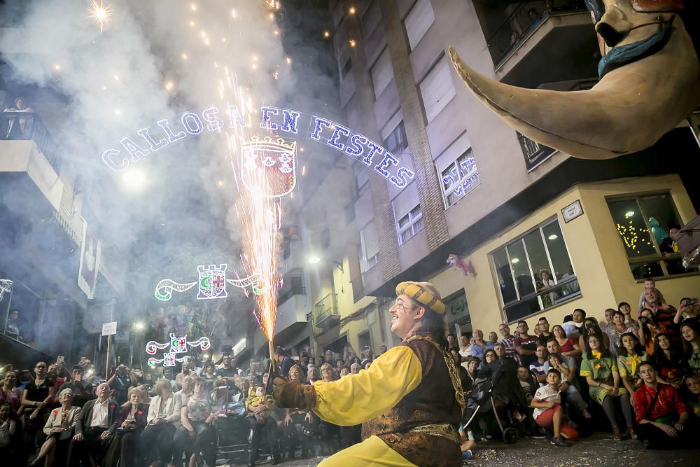 Distintos momentos de la Entrada mora que las tropas de la media luna protagonizaron ayer por las calles de Callosa d´en Sarrià.