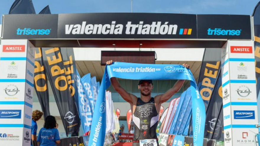 Sánchez inaugura el podio del Valencia Triatlón