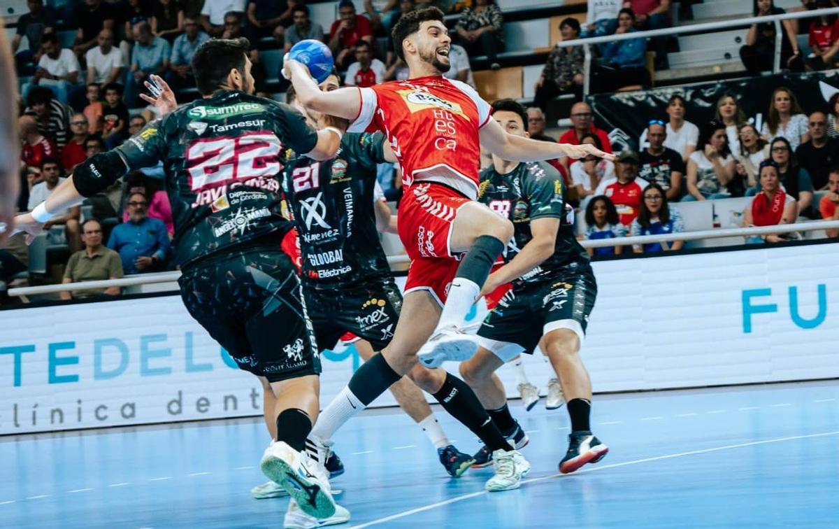 El Ángel Ximénez defiende un lanzamiento del Bada Huesca.
