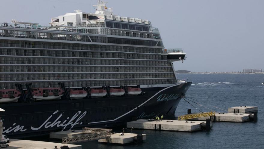 Un crucero atracado esta semana en el puerto de Vila. | VICENT MARÍ