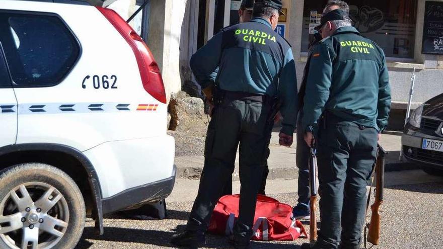 Agentes de la Guardia Civil con las armas incautadas el pasado martes en las detenciones de Asturianos.