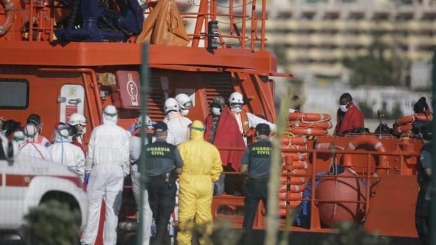 Momento del desembarco de los inmigrantes en el Puerto de Los Cristianos