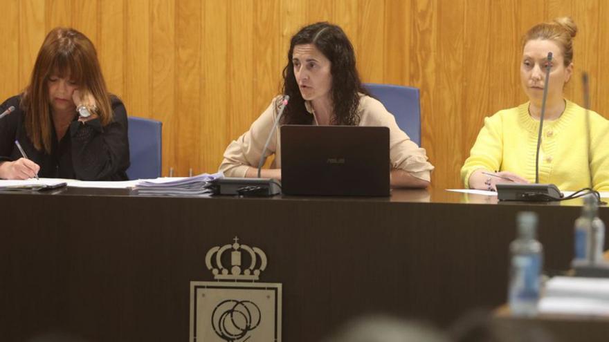 La secretaria, la alcaldesa y la interventora, en un pleno. | | IAGO LÓPEZ