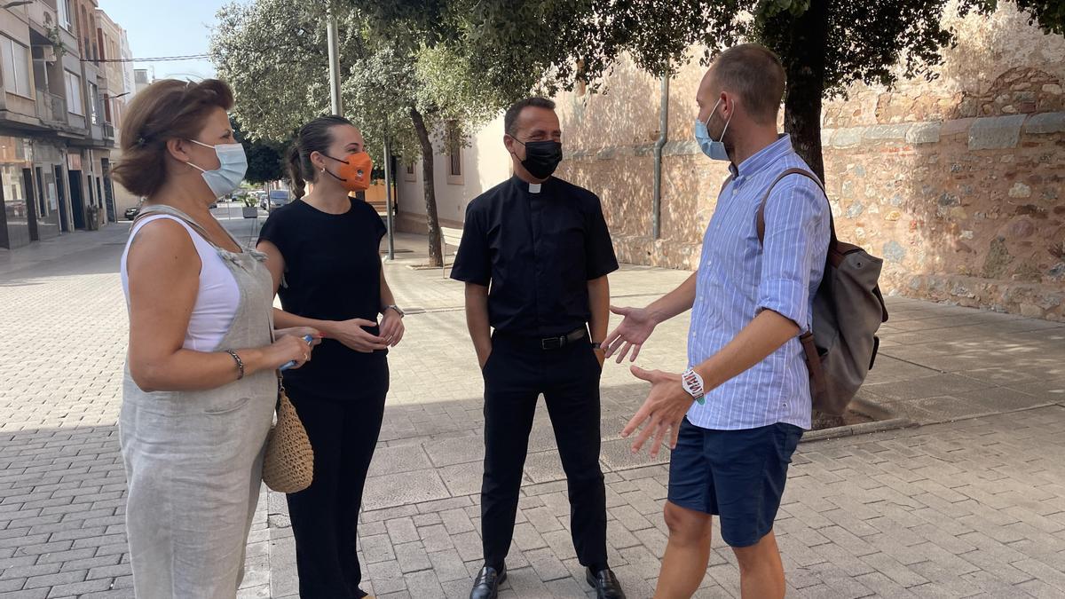 Las autoridades municipales junto al párroco de la Assumpció, Marc Estela.