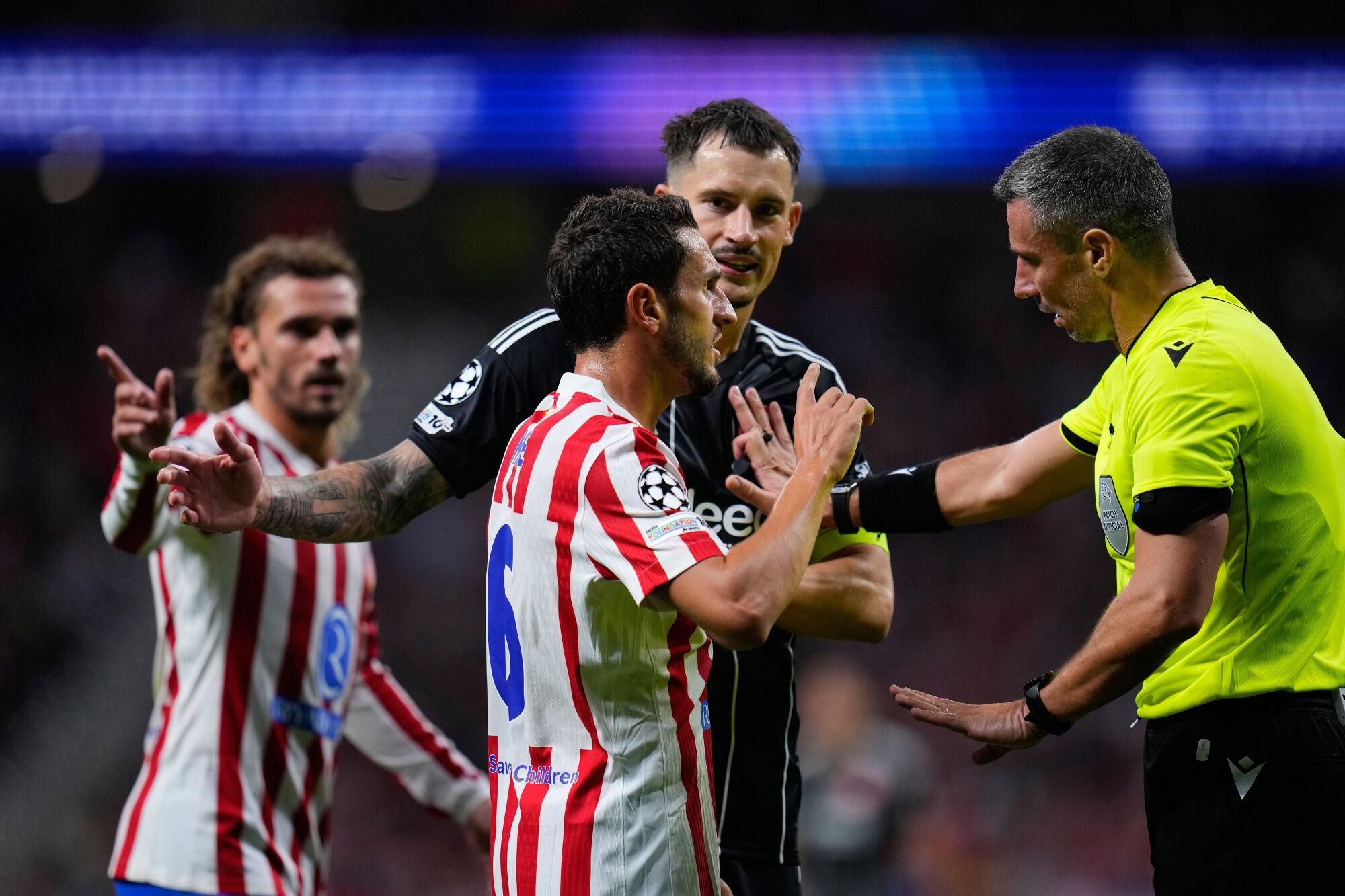 Atletico Madrid's Koke argues to referee Slavko Vincic during the Champions League opening phase soccer match between Atletico Madrid and Eintracht Frankfurt at the Metropolitano stadium in Madrid, Spain, Tuesday, Sept. 30, 2025. (AP Photo/Manu Fernandez)