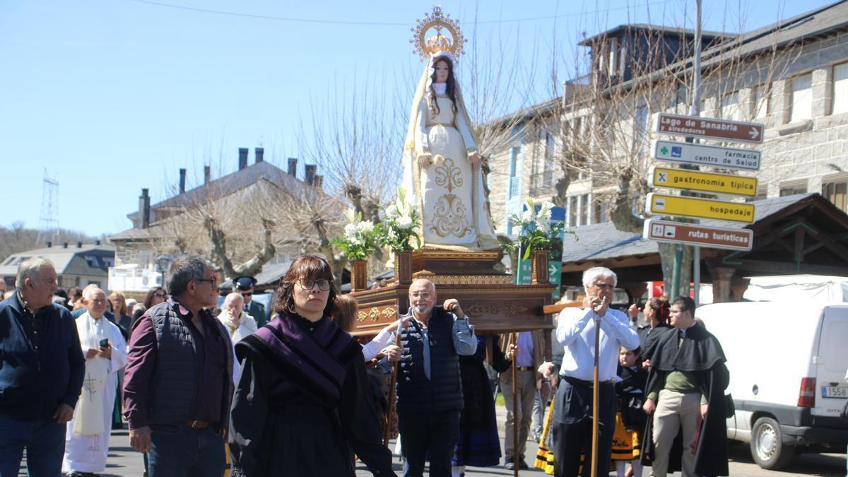 Nuestra Señora del Puente sale radiante en procesión