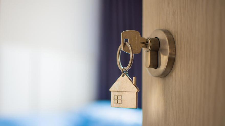 Un experto en seguridad avisa a quienes dejan las llaves de casa puestas en la puerta por la noche