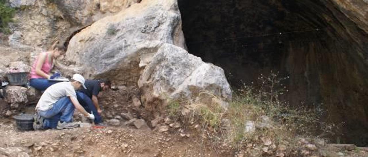 Imagen de las excavaciones realizadas en el exterior de la cueva.