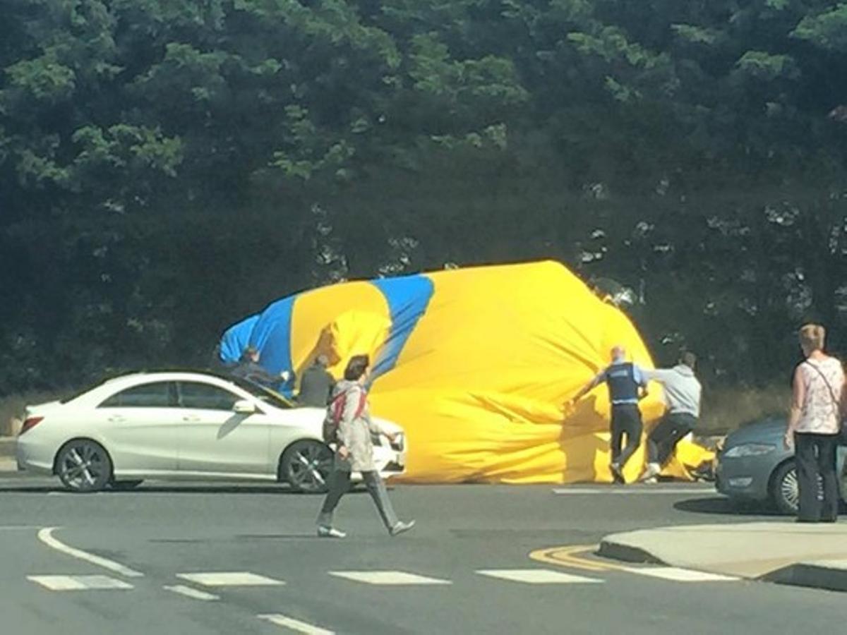 Diverses persones intenten desinflar i moure el Minion. Diverses persones intenten desinflar i moure el Minion.