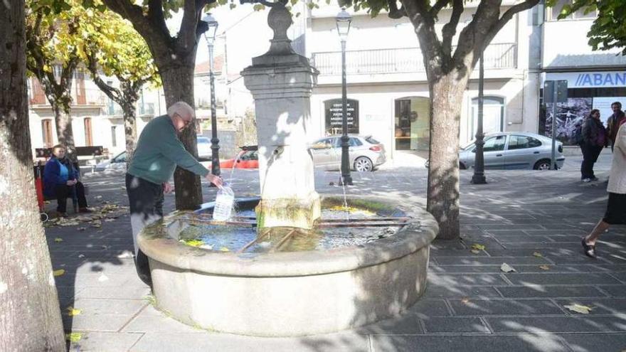 Un hombre coge agua en una fuente de Cuntis.  // Noé Parga