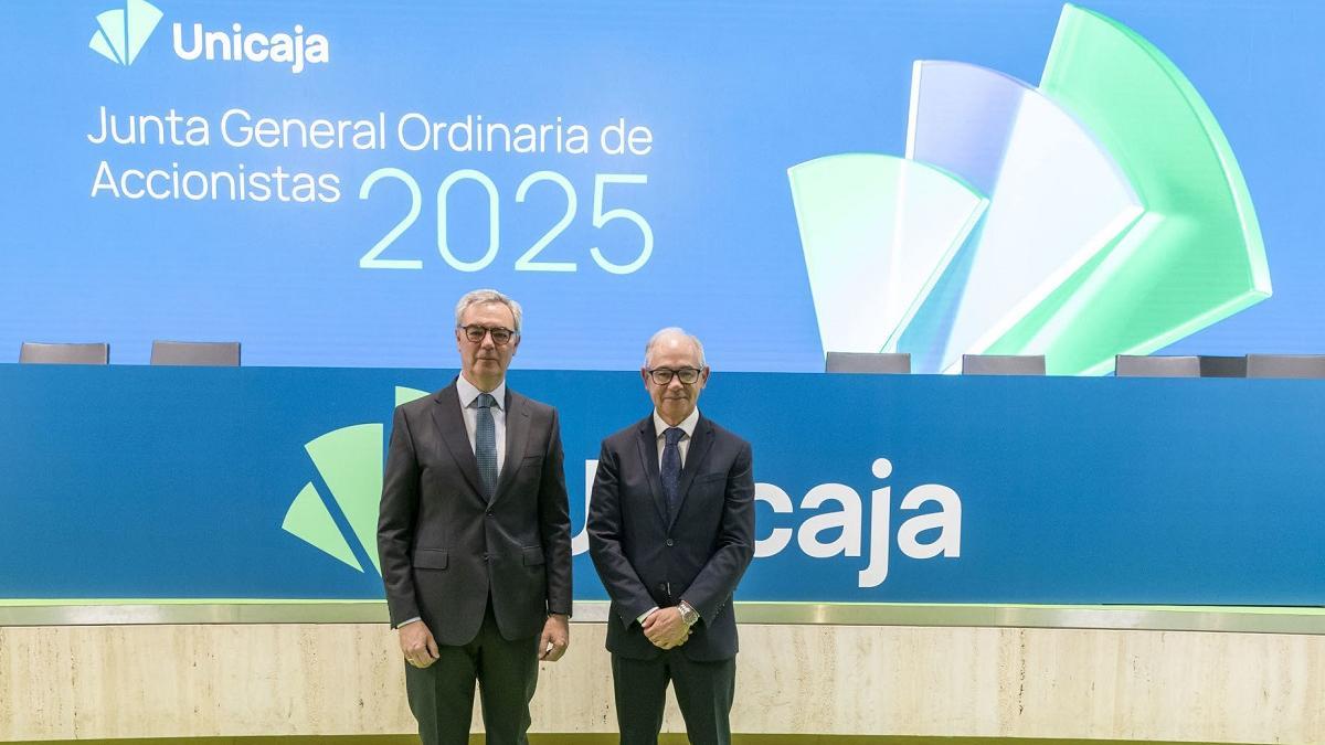 El presidente no ejecutivo de Unicaja, José Sevilla, y el CEO, Isidro Rubiales, en la junta de accionistas de la entidad.