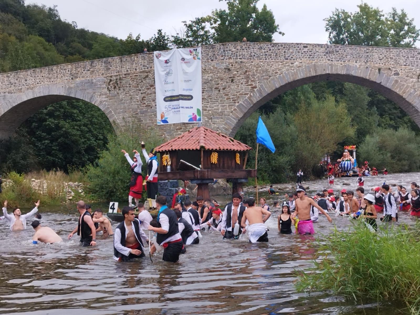Así está siendo el Descenso Folklórico del Nalón, con 7.000 navegantes