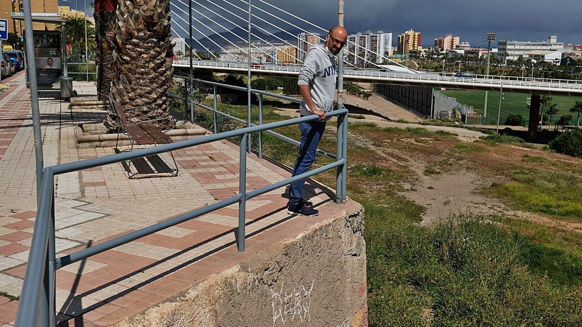 Ernesto Ramos, en  la zona de Barrio Atlántico donde está previsto colocar una rampa. | | JOSÉ CARLOS GUERRA