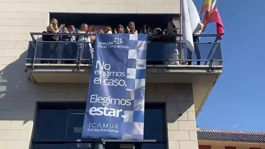 Abogados despliegan la lona por el día del Turno de Oficio en Murcia