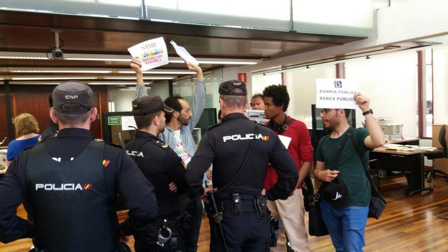Protesta contra los desahucios en una sucursal de Bankia en Palma
