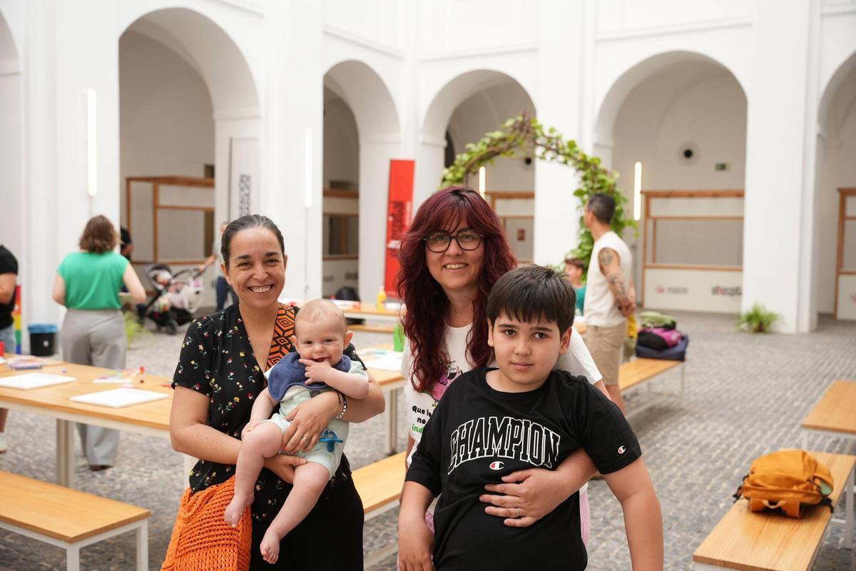 Silvia Tostado, presidenta de Fundación Triángulo, participa con su familia en el taller de Los Palomos Kids.