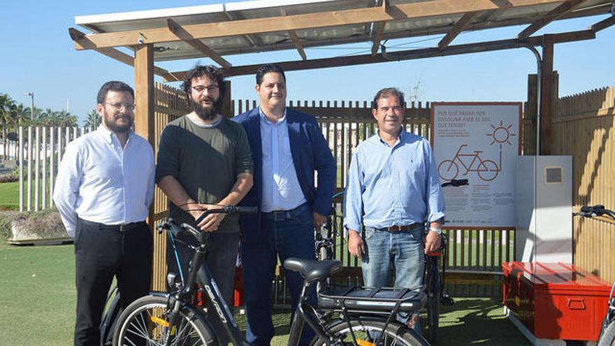 Las Naves pone a prueba en la Marina de València bicis eléctricas de carga solar