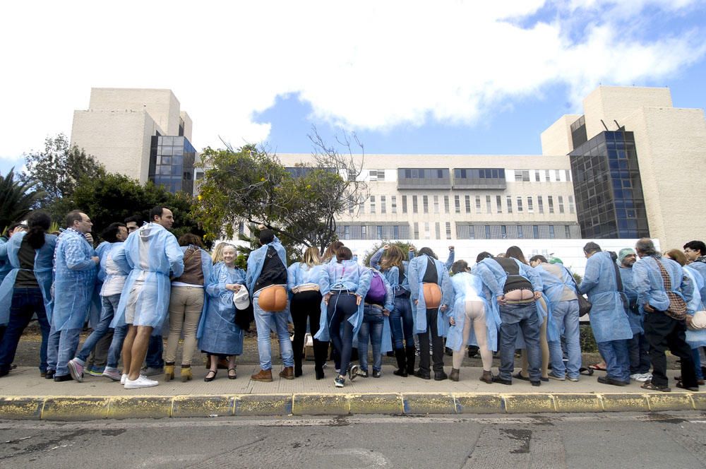 Concentración frente al Hospital Doctor Negrín en defensa de la sanidad pública