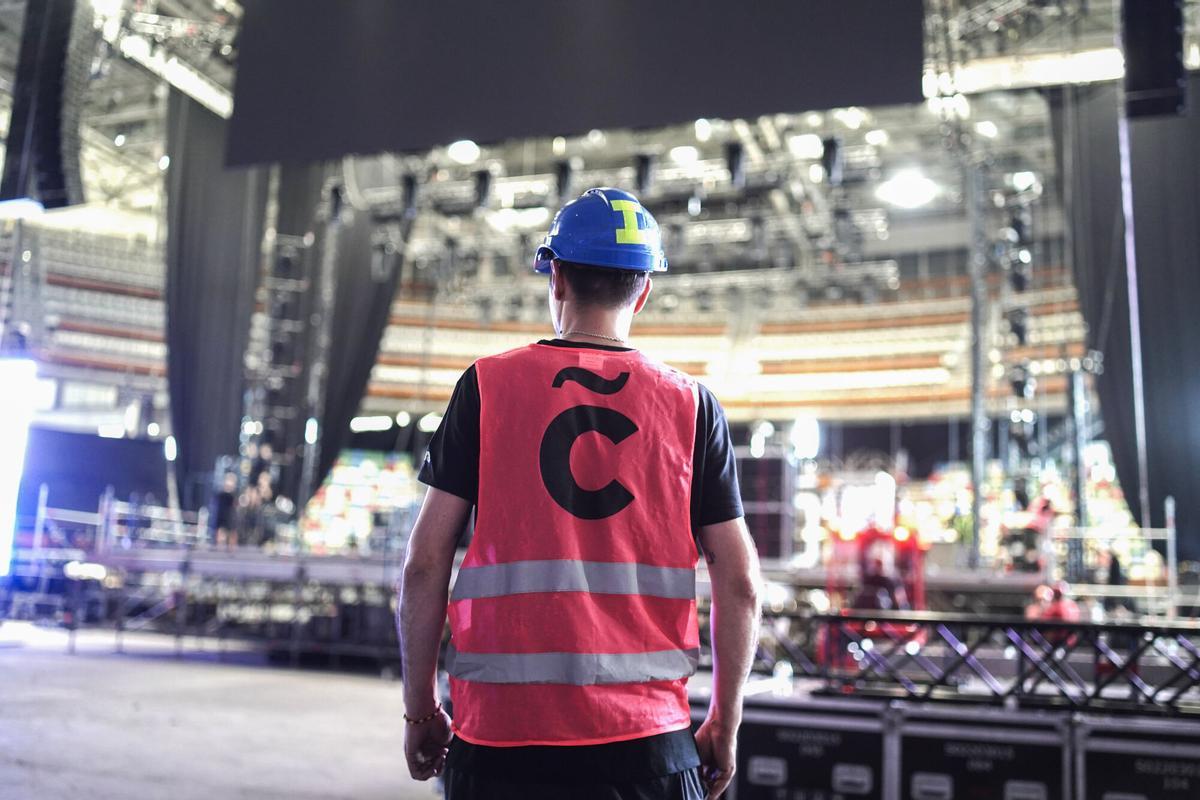 Seguidoras de Aitana acampan a las puertas del Coliseum mientras los operarios llevan a cabo el montaje del escenario para el concierto de este miércoles.