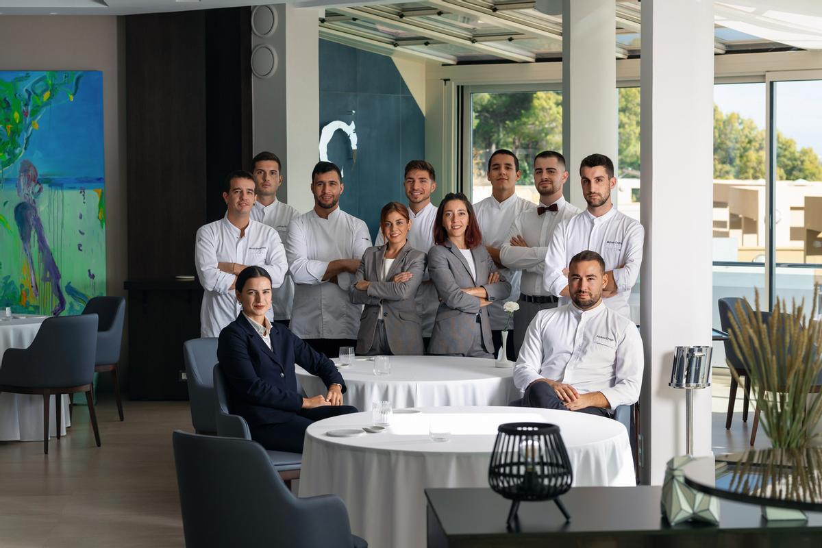 El chef Andrea Drago, sentado, lidera el equipo de Orobianco